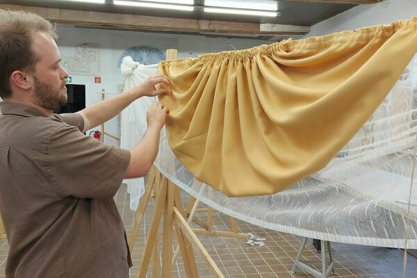 Kilian Strecker beim Kurs historische Fensterdekorationen