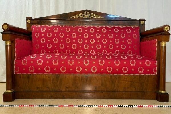 restaurator-polsterer-st.peter -empiresofa-aus-schloss-restau riert