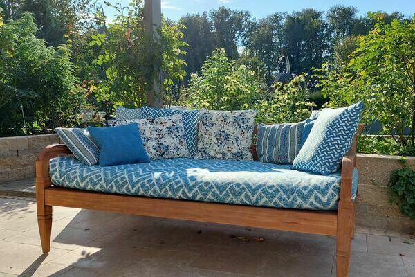 Gartensofa und Kissen mit Outdoorstoffen bezogen