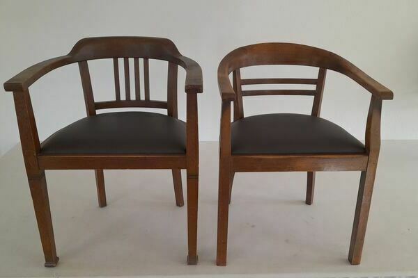 St�hle gepolstert und mit Echtleder bezogen