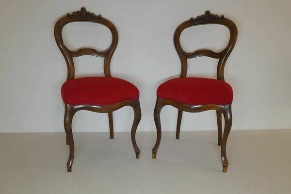 2 St�hle mit rotem Samt bezogen