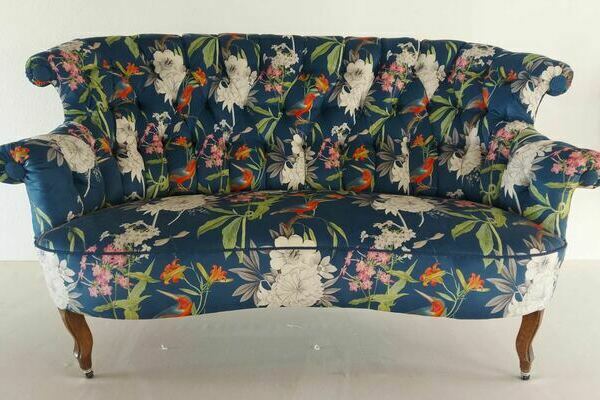 Sofa mit Rautenheftung neu bezogen