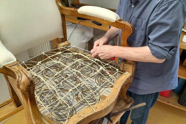 Schn�ren eines Voltairesessels- Traditionelle Handwekskunst