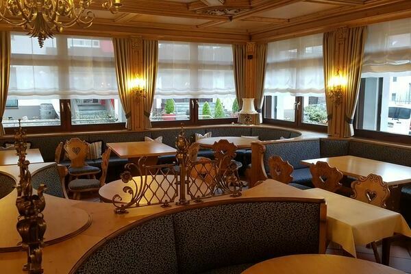 Vorh�nge und Raffrollos f�r ein Restaurant angefertigt und montiert