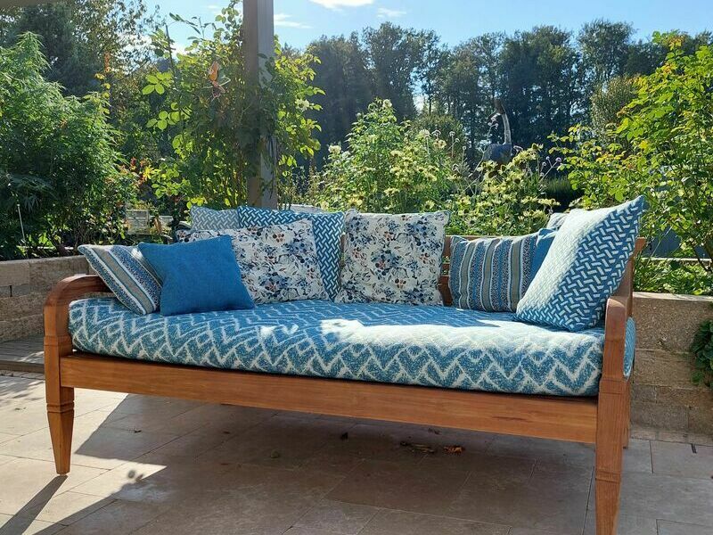 Gartenbank mit Kissen aus Outdoorstoff gepolstert
